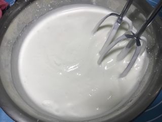 11、八寸芒果慕斯蛋糕,打发6成即可有纹路就行，不要打发过了