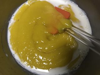 12、八寸芒果慕斯蛋糕,将芒果泥倒入牛奶中