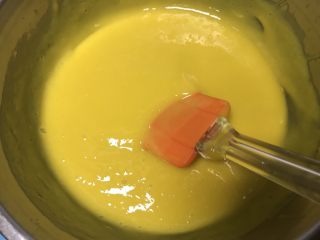 13、八寸芒果慕斯蛋糕,搅拌均匀一定不要有小颗粒，（有小颗粒可以加热下）