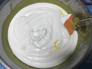 14、八寸芒果慕斯蛋糕,芒果泥凉凉加入淡奶油，搅拌均匀