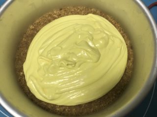 15、八寸芒果慕斯蛋糕,然后分2次倒入模具