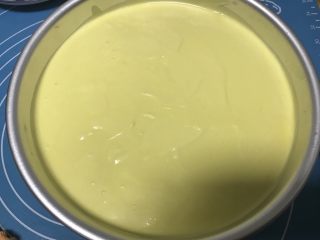 17、八寸芒果慕斯蛋糕,最后到完慕斯稍微抹平，放入冰箱冷藏4小时左右