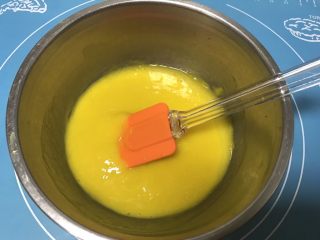 18、八寸芒果慕斯蛋糕,160g的芒果泥和50g温水放入盆里搅拌均匀