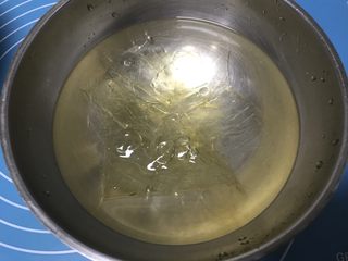 19、八寸芒果慕斯蛋糕,2片吉利丁片凉水泡软