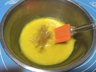 20、八寸芒果慕斯蛋糕,吉利丁片泡软淋干水分放入芒果泥中