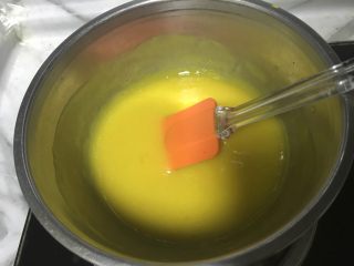 21、八寸芒果慕斯蛋糕,底部加热吉利丁片和芒果泥融化搅拌均匀