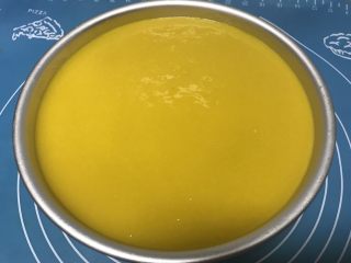 22、八寸芒果慕斯蛋糕,等慕斯定型好之后，将做好的镜面到入模具里，继续放入冰箱冷藏一夜