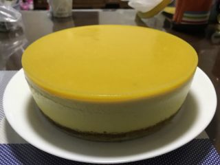 23、八寸芒果慕斯蛋糕,第二天用吹风机热风轻轻边缘吹下即可脱模