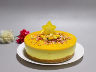 24、八寸芒果慕斯蛋糕,然后装饰下自己喜欢的水果即可