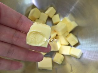 1、網紅牛油小花曲奇,黃油從冰箱取出切成小塊 軟化約15-20分鐘左右（夏天）用手指按下去稍微有窩狀 還是冰冰的狀態就好（夏天很熱時總過程不要超過20分鐘 冬天則可避免軟化過度的現象）如果軟化過度需要放冰箱冷藏一下再操作 把所有工具和材料都凖備好 烤盤如果要墊烘焙紙的先墊好 裱花袋裝入裱花嘴 烤箱預熱上下火140度