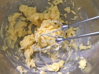 2、網紅牛油小花曲奇,馬上將黃油+糖霜用低速攪拌混合 因為黃油還有點冰 剛開始打發時會成團 這是正常的 攪拌一會兒混合均勻就會開始軟滑