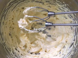 3、網紅牛油小花曲奇,再開高速打發至顏色發白 體積有點松發 但不要打發過度 打發過度也會影響花紋成型！