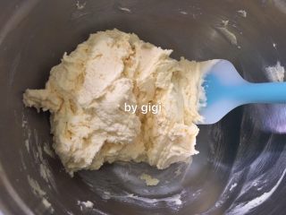 5、網紅牛油小花曲奇,用打蛋器開中低速攪拌幾下直到看不見乾粉就停  再用刮刀把邊緣刮拌進去拌幾下就好