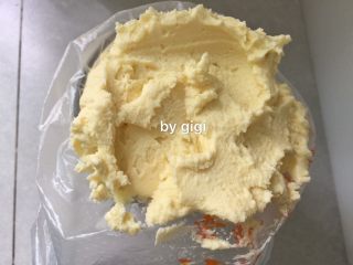 6、網紅牛油小花曲奇,把已裝入裱花嘴（八齒）的裱花袋架在1個杯子上 把麵團裝入 擠掉空氣