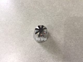 7、網紅牛油小花曲奇,我這個花是用8齒的裱花嘴 擠出來的小花直徑約2.5cm