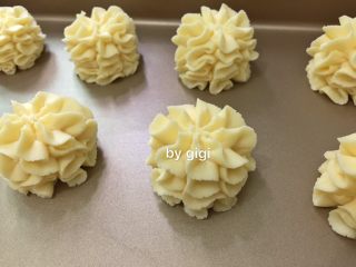 8、網紅牛油小花曲奇,這花一定要垂直擠 不垂直擠出來會歪掉的 得上下重疊一起 一邊擠一邊往上拉看到花紋重疊一起馬上往下按壓一下再往上擠 一拉一壓的方式 帶少許轉動就好了 大約擠3-4層 每一朵花都要一氣呵成 如果中間停下來花紋會不連慣 影響美觀（隨自己喜歡擠多少層 我喜歡層次多點 會擠4層）