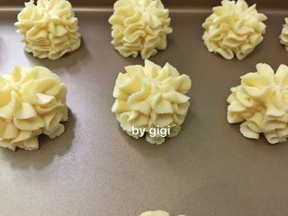 9、網紅牛油小花曲奇,馬上送入已預熱上下火140度的烤箱中層 烤約45-50分鐘 出爐待涼卻（喜歡曲奇上色的可以把溫度調高一點 能聞到濃烈的曲奇香味就代表可以出爐了）