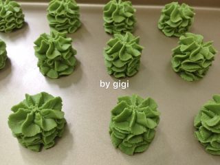 10、網紅牛油小花曲奇,抹茶味：將9g抹茶粉代替3g土豆澱粉、2g低筋麵粉、2g高筋麵粉 糖霜改為50g 制作方法同上 另外烤箱溫度改為：上下火130度！