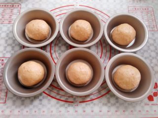 7、番茄咸肉面包,再次滚圆放入模具里（如果没有模具直接放烤盘里）