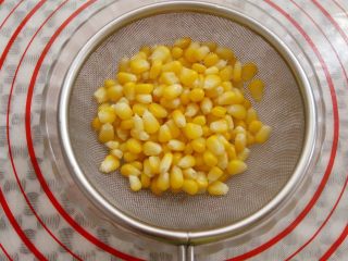 13、番茄咸肉面包,玉米粒灼水沥干水份备用