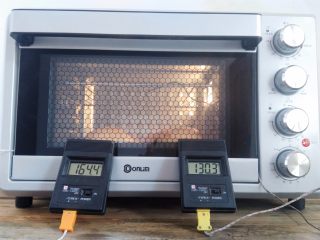 10、番茄咸肉面包,烤箱底层（直接放烤箱底板上），烤箱实测温度上火130度，下火160度烤22分钟（烤的过程中温度会有轻微误差，）上色后降低上火或者是加盖锡纸