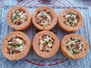 16、番茄咸肉面包,面包里放入混合好的玉米腊肉丁，表面加上马苏碎和香葱碎