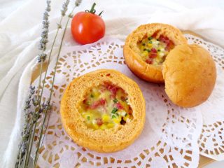 18、番茄咸肉面包,吃惯了甜面包，这个咸味的面包吃起来真不错