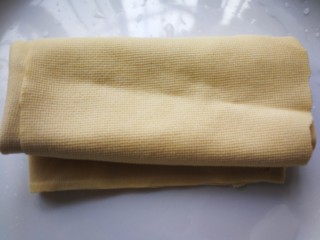 1、千张鲈鱼,千张皮折叠好