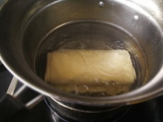 2、千张鲈鱼,放入煮开的开水中煮半分钟左右关火