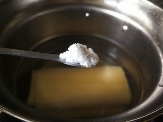 3、千张鲈鱼,倒入一小搓食用小苏打浸泡五分钟