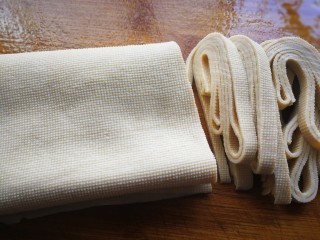 4、千张鲈鱼,然后取出冲洗干净切丝