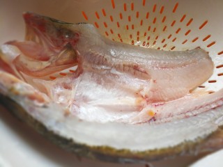 6、千张鲈鱼,注意要从背部破开，洗净后冲洗干净。