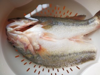 7、千张鲈鱼,清水中浸泡去血水后滤干