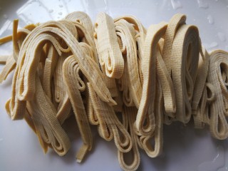 11、千张鲈鱼,把备用的千张丝平铺在葱姜上，这一步忘记拍了。