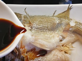 14、千张鲈鱼,倒出盘中蒸多出的水，淋上蒸鱼豉油。