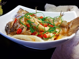 16、千张鲈鱼,摆上事先劈好的葱丝。味道超赞的千张鲈鱼就完成了。开始享用～