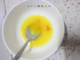 4、橙香无油无糖磨牙棒,半个橙子汁挤出来加入刚才弄下来的橙子皮搅拌一下备用