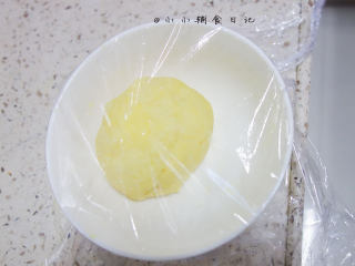 7、橙香无油无糖磨牙棒,将面团揉成不沾手的面团,因为面粉的吸水性不同所以要根据面团的情况增减水分,盖上保鲜膜松弛15分钟