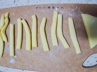 9、橙香无油无糖磨牙棒,将面团切成一条条,我切得有点细 可以略粗一点,这样孩子不容易咬断