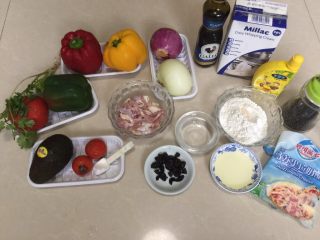 1、墨西哥薄脆饼配牛油果番茄莎莎,准备好材料