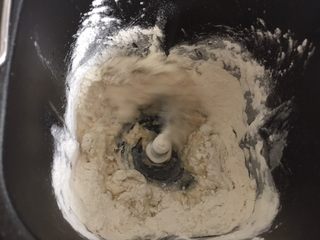 2、墨西哥薄脆饼配牛油果番茄莎莎,面包机里放入清水、盐、油、福临门多芯小麦粉、干酵母粉