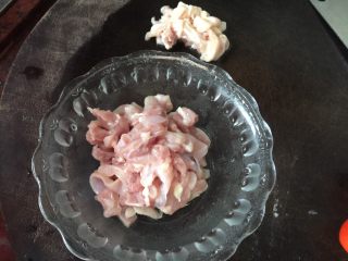 4、墨西哥薄脆饼配牛油果番茄莎莎,鸡腿肉洗净后去皮切丝