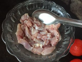 7、墨西哥薄脆饼配牛油果番茄莎莎,搅拌均匀，让油吸收