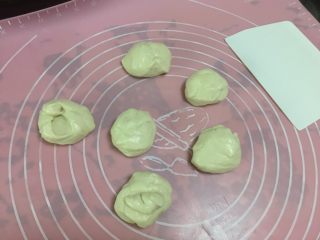 12、墨西哥薄脆饼配牛油果番茄莎莎,面团和好后取出分成六等份