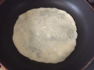 15、墨西哥薄脆饼配牛油果番茄莎莎,煎熟后翻面，煎好后取出备用