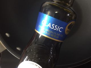 16、墨西哥薄脆饼配牛油果番茄莎莎,锅里加入40ml橄榄油热锅