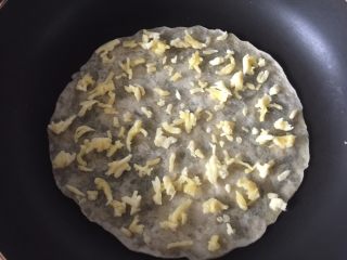 19、墨西哥薄脆饼配牛油果番茄莎莎,薄饼皮放入无油锅里开小火，放入马苏里拉芝士