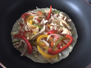 20、墨西哥薄脆饼配牛油果番茄莎莎,然后放入炒过的彩椒洋葱鸡肉丝