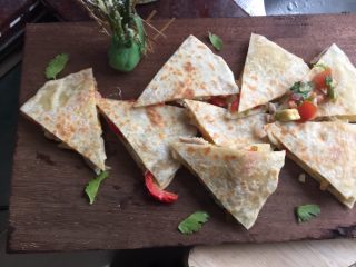 24、墨西哥薄脆饼配牛油果番茄莎莎,煎好后取出切块