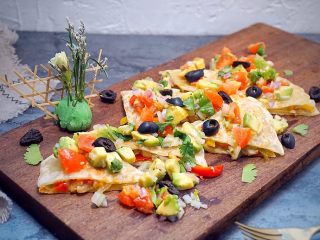 25、墨西哥薄脆饼配牛油果番茄莎莎,淋上调制好的番茄莎莎